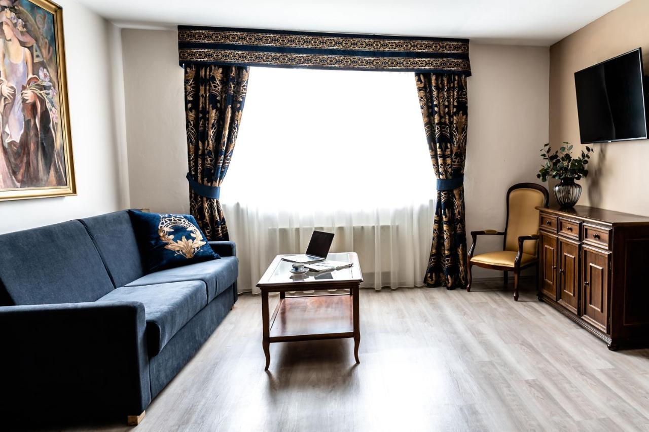 Large Suite,1586822420:JPEG